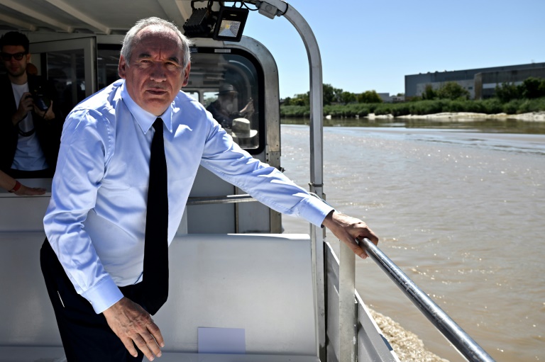 Le Premier ministre François Bayrou lors d'un déplacement en Charente-Maritime, dans un bâteau pour l'Ile d'Aix, le 7 août 2025