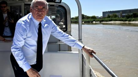 Le Premier ministre François Bayrou lors d'un déplacement en Charente-Maritime, dans un bâteau pour l'Ile d'Aix, le 7 août 2025 
