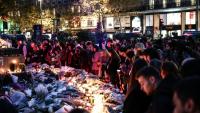 Des personnes se recueillent devant le mémorial dédié aux victimes de l'attaque du 13-Novembre, place de la République, à Paris, le 13 novembre 2025