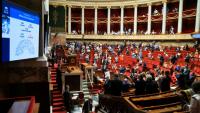 Des députés applaudissent après l'adoption à l'unanimité, par l'Assemblée nationale, d'un projet de loi visant à abolir les lois relatives à l'esclavage, le 28 mai 2026 à Paris 