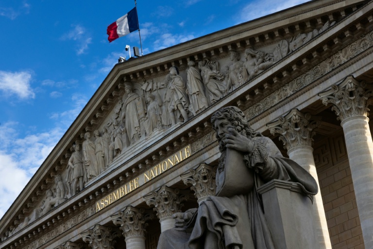 Une statue de Jean-Baptiste Colbert, artisan principal du Code noir de 1685,  sur le parvis du Palais Bourbon, siège de l'Assemblée nationale, le 10 juillet 2024 à Paris