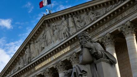 Une statue de Jean-Baptiste Colbert, artisan principal du Code noir de 1685,  sur le parvis du Palais Bourbon, siège de l'Assemblée nationale, le 10 juillet 2024 à Paris
