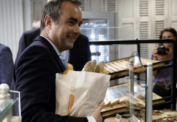 Le Premier ministre Sébastien Lecornu achète du pain dans une boulangerie à l'occasion de la Fête du Travail à Saint-Julien-Chapteuil, le 1er mai 2026 en Haute-Loire
