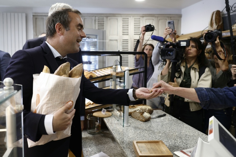 Le Premier ministre Sébastien Lecornu achète du pain dans une boulangerie à l'occasion de la Fête du Travail à Saint-Julien-Chapteuil, le 1er mai 2026 en Haute-Loire