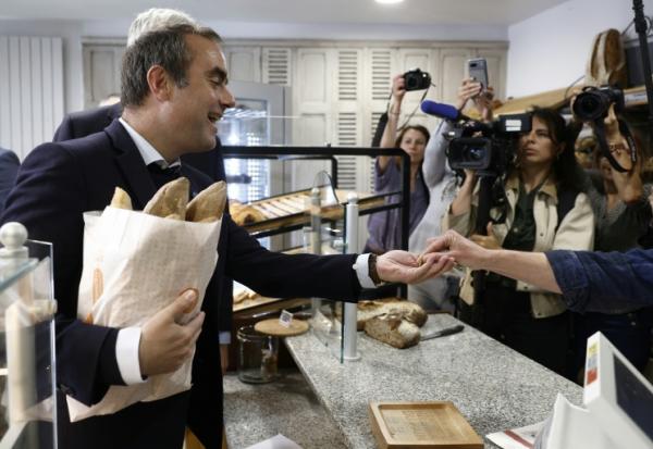 Le Premier ministre Sébastien Lecornu achète du pain dans une boulangerie à l'occasion de la Fête du Travail à Saint-Julien-Chapteuil, le 1er mai 2026 en Haute-Loire