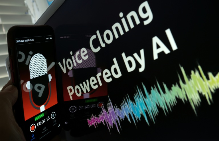 Cette image d'illustration créée le 9 juin 2023 montre un smartphone enregistrant devant un outil de clonage vocal, à Los Angeles