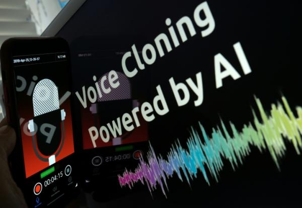 Cette image d'illustration créée le 9 juin 2023 montre un smartphone enregistrant devant un outil de clonage vocal, à Los Angeles