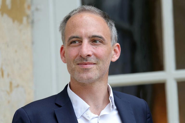 Le co-président de Place publique Raphaël Glucksmann à la sortie de l'hôtel Matignon après une réunion sur le mode de scrutin proportinnel, le 23 mai 2025 à Paris