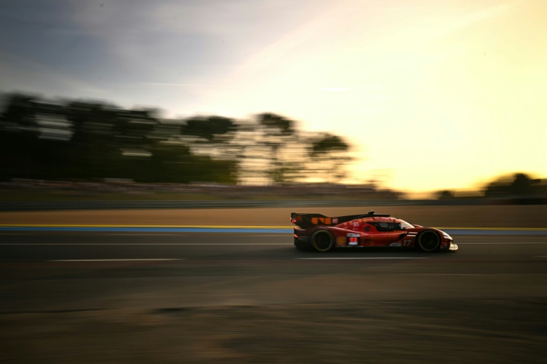 L'Hypercar Genesis N.17 est à la lutte pour rester dans le top 10 en fin de journée, le 13 juin 2026 aux 24 Heure du Mans