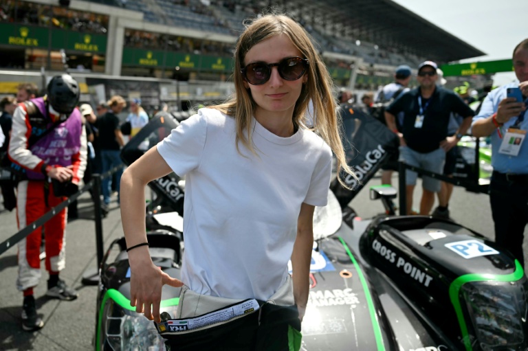 La jeune pilote française Doriane Pin se prépare avant le départ des 24 Heures du Mans, le 13 jiun 2026