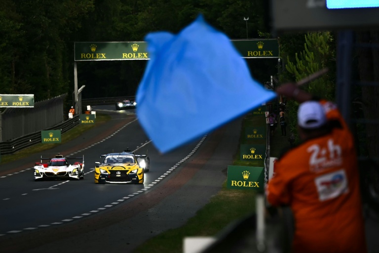Une Hypercar BMW dépasse un retardataire, le 13 juin 2026 aux 24 Heures du Mans