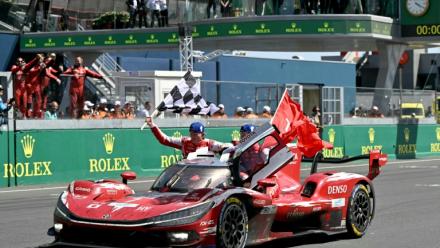 Mike Conway, Kamui Kobayashi et Nyck de Vries célèbre la victoire de la Toyota N.7 au Mans le 14 juin 2026