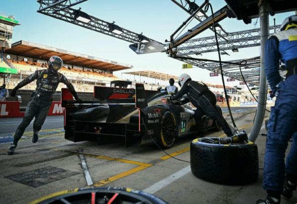 La Cadillac de l'écurie Hertz Team Jota, en tête, effectue un arrêt au stand, le 14 juin 2026 aux 24 Heures du Mans