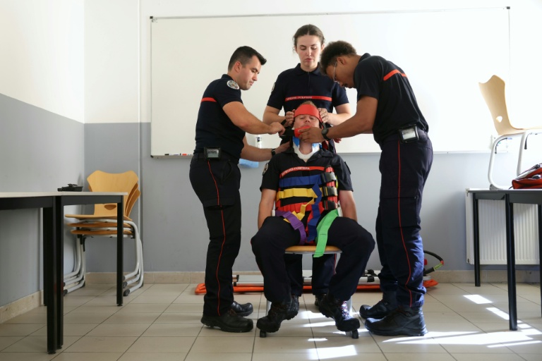 Des pompiers du service d'incendie et de secours (SDIS 77) lors d'un exercice dans la caserne de Ferrières-en-Brie, en Seine-et-Marne, le 10 juillet 2026 