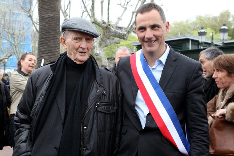 Le maire nouvellement élu de Bastia, le nationaliste Gilles Simeoni (d), avec son père, Edmond Simeoni, ancien chef des nationalistes corses, après son élection lors de la séance inaugurale du conseil, le 5 avril 2014 à Bastia