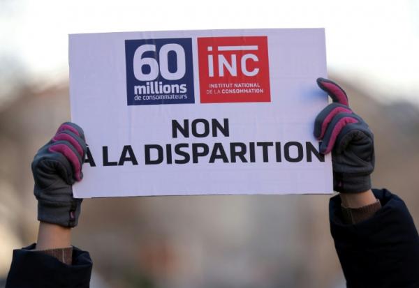 Manifestation contre la disparition du magazine "60 millions de consommateurs" devant l'Institut national de la consommation (INC) à Malakoff, le 2 février 2026 dans les Hauts-de-Seine