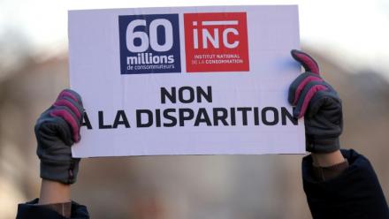 Manifestation contre la disparition du magazine "60 millions de consommateurs" devant l'Institut national de la consommation (INC) à Malakoff, le 2 février 2026 dans les Hauts-de-Seine