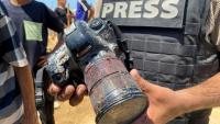 Un journaliste dans la bande de Gaza tient le 25 août 2025 l'appareil appartenant à la photojournaliste palestinienne Mariam Dagga, tuée dans une frappe israélienne 