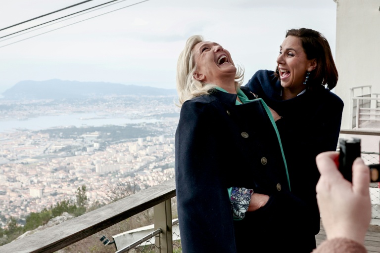 La cheffe de file du RN Marine Le Pen (G) et la députée RN du Var candidate à la mairie de Toulon, Laure Lavalette, le 28 février 2026 à Toulon 