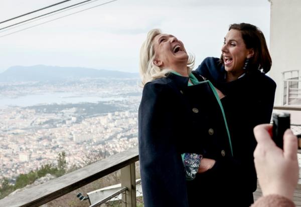 La cheffe de file du RN Marine Le Pen (G) et la députée RN du Var candidate à la mairie de Toulon, Laure Lavalette, le 28 février 2026 à Toulon 