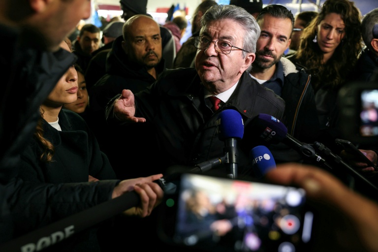 Jean-Luc Mélenchon (g), leader de La France Insoumise (LFI), fait une déclaration à la presse lors d'une visite au marché de Choisy-le-Roi, le 2 novembre 2025 dans le Val-de-Marne
