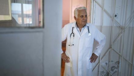 Le docteur Apostolov, médecin généraliste de 90 ans, attend ses patients dans son cabinet à Skrat, un village au pied du massif de la Belassitsa en Bulgarie, le 15 juillet 2026
