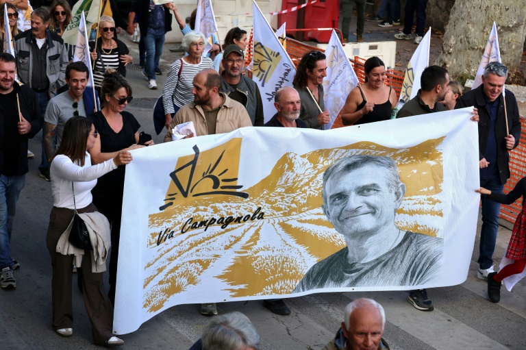 A Ajaccio, des manifestants tiennent une banderole à l'effigie de Pierre Alessandri le 15 novembre 2025
