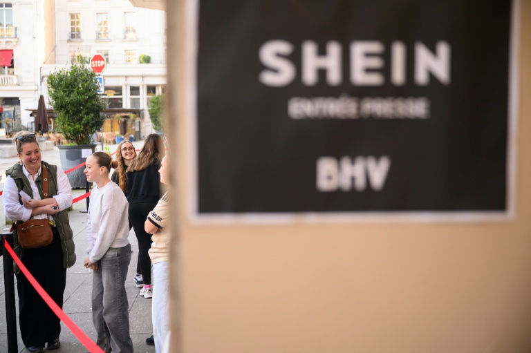 Quelques clients attendent pour entrer au nouveau magasin Shein au BHV d'Angers, le 25 février 2026