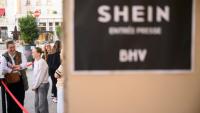 Quelques clients attendent pour entrer au nouveau magasin Shein au BHV d'Angers, le 25 février 2026