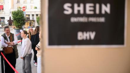 Quelques clients attendent pour entrer au nouveau magasin Shein au BHV d'Angers, le 25 février 2026