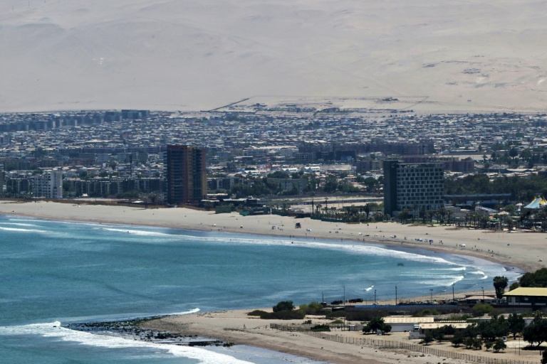 Vue aérienne de la ville d'Arica, au Chili, à la frontière avec le Pérou, le 30 novembre 2025