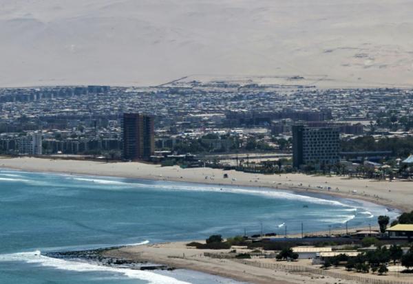 Vue aérienne de la ville d'Arica, au Chili, à la frontière avec le Pérou, le 30 novembre 2025