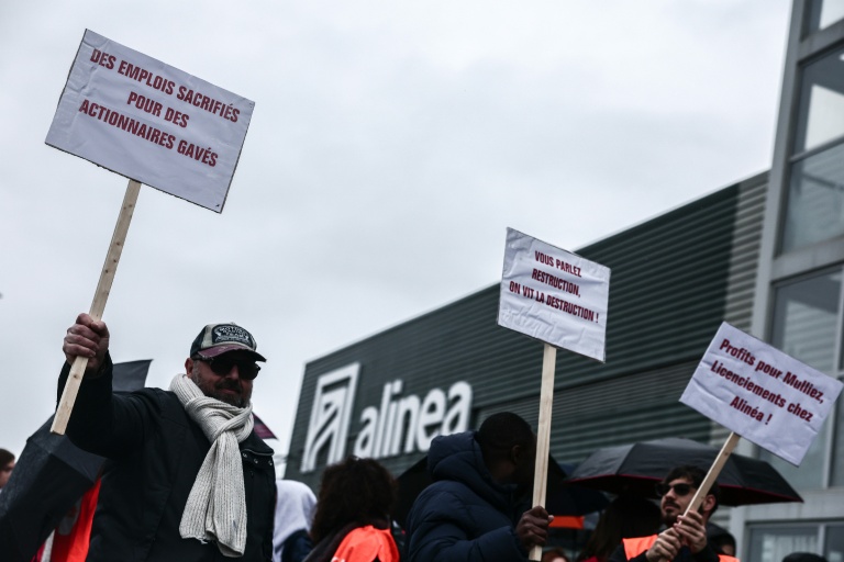Des salariés de l'enseigne d'ameublement Alinéa rassemblés à Aubagne dans les Bouches-du-Rhône, le 14 février 2026