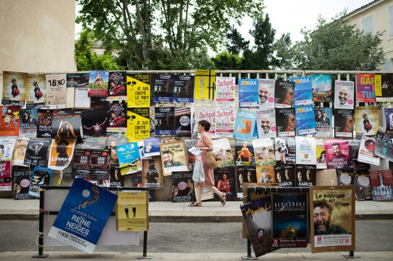 Affiches pour les pièces de théâtre proposées au festival d'Avignon, le 5 juillet 2026