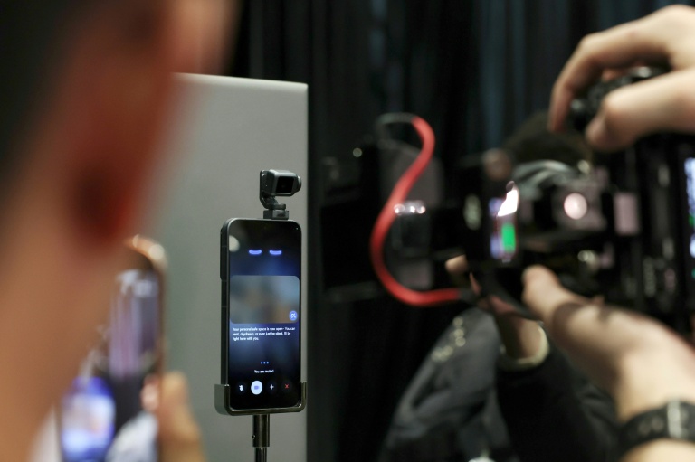 Le chinois Honor présente son tout premier téléphone-robot boosté à l'intelligence artificielle, le 1er mars 2026 à Barcelone 