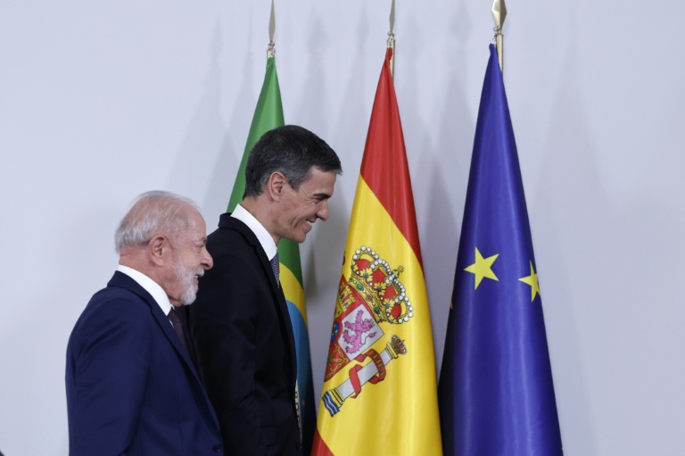 Le président brésilien Luiz Inacio Lula da Silva (à gauche) et le Premier ministre espagnol Pedro Sanchez, le 17 avril 2026 à Barcelone
