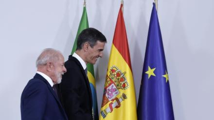 Le président brésilien Luiz Inacio Lula da Silva (à gauche) et le Premier ministre espagnol Pedro Sanchez, le 17 avril 2026 à Barcelone
