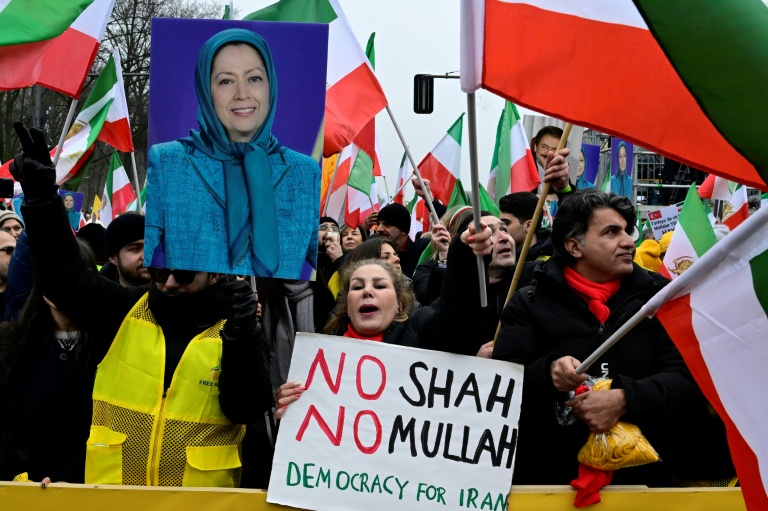 Des milliers d'opposants iraniens réclament la chute de la République islamique lors d'une manifestation, le 7 février 2026 à Berlin