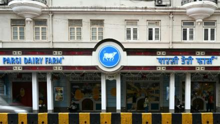 L'entrée de la Parsi Dairy Farm, vieille de 110 ans, qui a rouvert ses portes à Bombay après avoir été fermée par l'Autorité de sécurité alimentaire du Maharashtra pour non-respect des normes de sécurité alimentaire, le 1er août 2026 en Inde