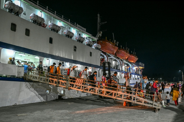 Des passagers débarquent du ferry Kalighat, le 30 mars 2026 à Mus, dans l'archipel indien des Andaman-et-Nicobar, en Inde
