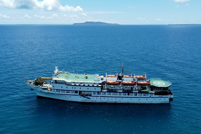 Photo aérienne prise le 30 mars 2026 du ferry Kalighat dans les eaux près de l'île Teressa, dans l'archipel indien des Andaman-et-Nicobar 