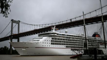Le paquebot de croisière Europa 2 navigue sur la Garonne en direction du port de Bordeaux, le 6 mai 2026 