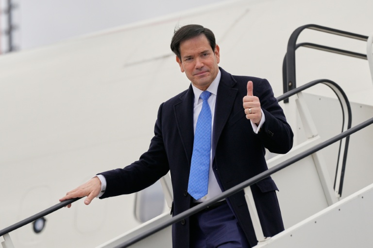 Le secrétaire d'Etat américain Marco Rubio à son arrivée à l'aéroport de Bratislava, 15 février 2026 