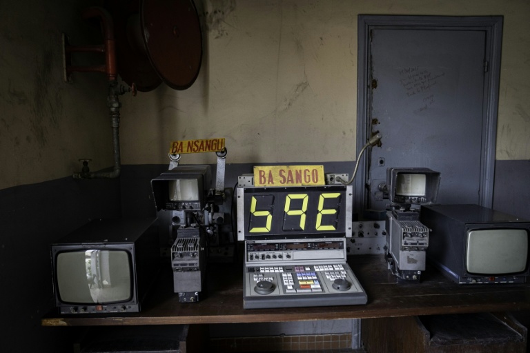 Une table de montage et les moniteurs de l'ancienne Télé Congo dans la salle d'archives de l'ancien siège de la télévision à Brazzaville, le 3 mars 2026 au Congo