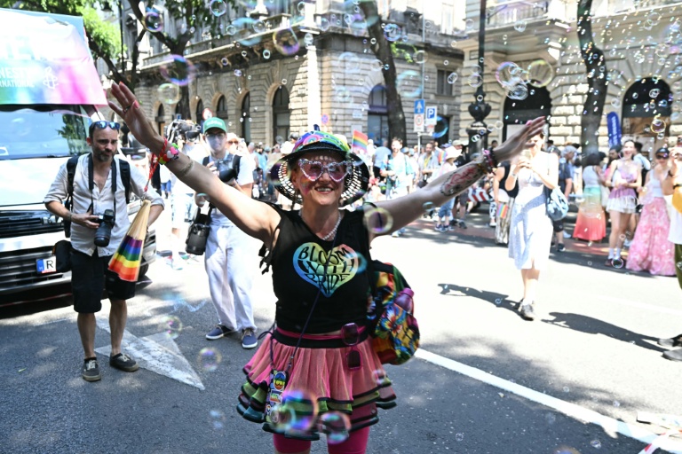 Des participants à la marche des fiertés à Budapest, 27 juin 2026 en Hongrie