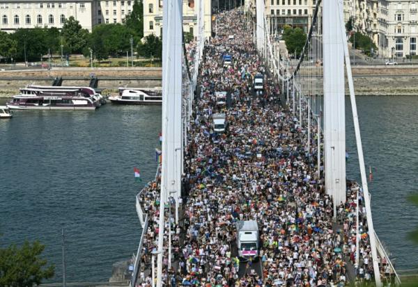Vue aérienne des participants à la marche des fiertés, sur le pont Elisabeth à Budapest, le 27 juin 2026 en Hongrie