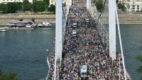 Vue aérienne des participants à la marche des fiertés, sur le pont Elisabeth à Budapest, le 27 juin 2026 en Hongrie