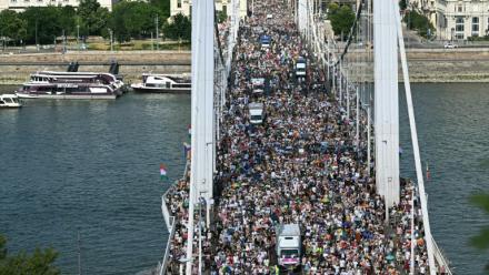 Vue aérienne des participants à la marche des fiertés, sur le pont Elisabeth à Budapest, le 27 juin 2026 en Hongrie