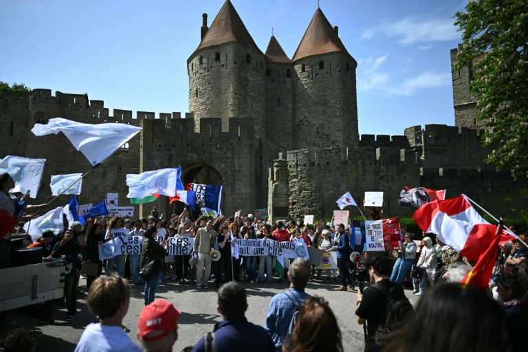 Manifestation devant la citadelle médiévale, à l'appel du collectif 
