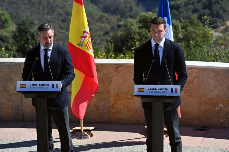Le président du RN Jordan Bardella, à droite, s'exprime au côté du chef du parti d'extrême droite espagnol Vox, Santiago Abascal, à Ceuta, le 12 octobre 2026